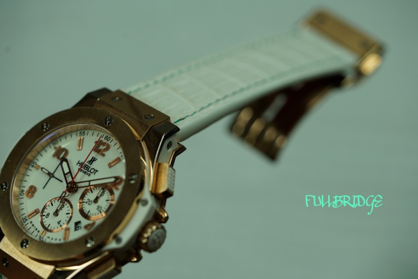HUBLOT crocodile strap bespoke／ウブロ・クロコダイル無双(アウターFULLBRIDGE別注染め半艶ホワイトクロコダイル×裏地マットレッドクロコダイル)コバ(切り目)本磨き仕上げ・FULLBRIDGE製(HUBLOT向け)オリジナル金具移植／ウブロ純正Dバックル使用／フルオーダーメイド・ビスポーク