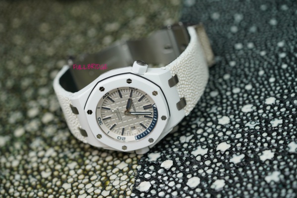 AUDEMARS PIGUET・Royal Oak Offshore Diver・15707CB.OO.A010CA.01／オーデマピゲ・ロイヤルオークオフショアダイバー／ブティック限定・ホワイトセラミック／FULLBRIDGE製オリジナルアルミ削り出し金具移植／ホワイトガルーシャ(スティングレイ)ウォッチストラップ(時計ベルト)ヘリ返し仕上げ／フルオーダーメイド(ビスポーク)／FULLBRIDGE別注裏地ラバー・社外Dバックル