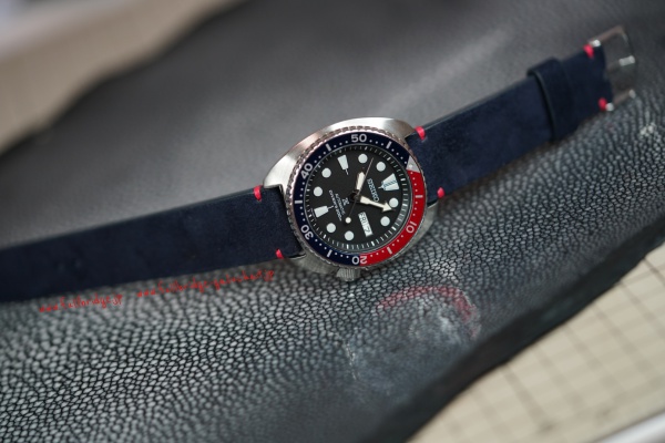 SEIKO AIR DIVERS 200M ・Nubuck Leather Bespoke Strap Red Stitch Coba Style／セイコー エア ダイバーズ ・赤ネイビー ベゼル・ネイビー ヌバックスエードレザー x  赤ステッチ xコバ仕上げ／社外尾錠／時計ストラップ(ウォッチベルト)・フルオーダーメイド