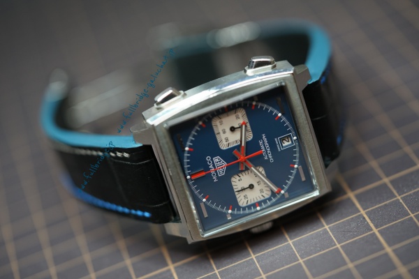 TAG HEUER Monaco.Bespoke Strap Hand Stitch／タグホイヤー モナコ (キャリバー11 Ref. CAW211P.FC6356 オートマチック.自動巻き.ネイビー文字盤)／時計ベルト.ストラップ.ビスポーク(フルオーダーメイド) x クロコダイル x 裏地ラバー／コバ(切り目)仕上げ.ハンドステッチ(手縫い).糸2色使い.剣先角丸スタイル x 純正Dバックル移植 