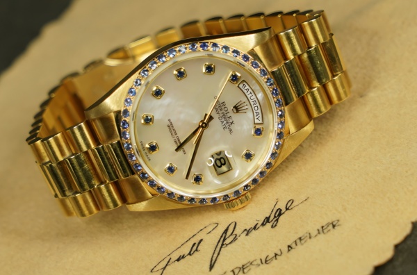 ROLEX DAY-DATE（ロレックス・デイデイト）18238NGS White Shell × Sapphire Bezel Custom（アフターサファイア・ベゼル）